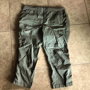 Green cargo Capri pants